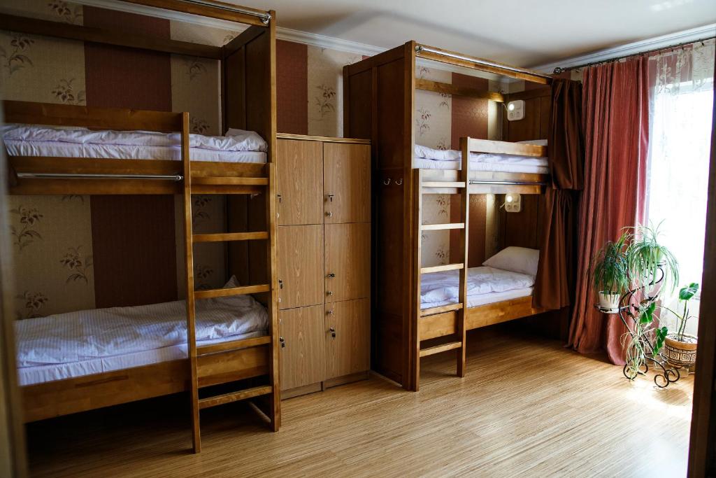 Кімната Sweet Home Hostel з дерев’яними двоярусними ліжками
